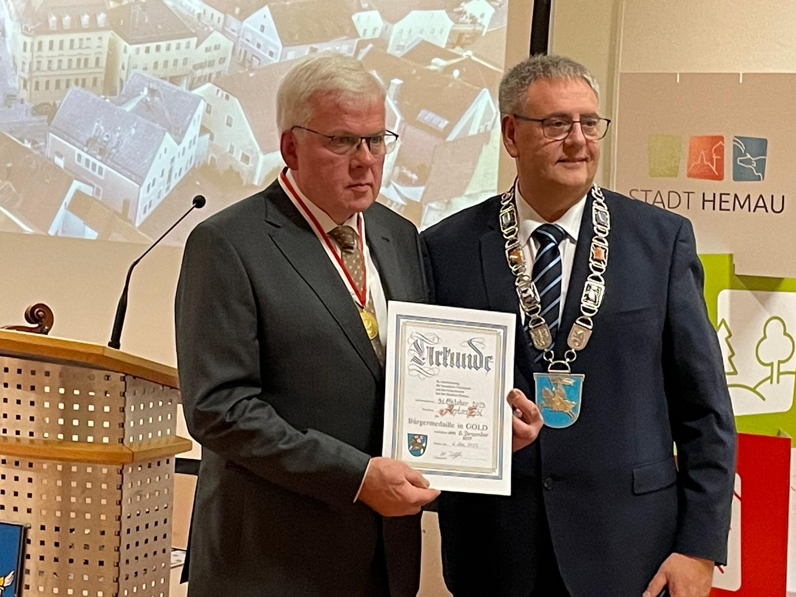 verleihung-der-goldenen-b-rgermedallie-der-stadt-hemau-f-r-anton-eibl